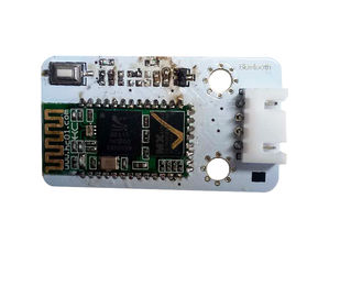 Módulo sem fio branco de Bluetooth para telefones ou computadores e o controle espertos MBots de Arduino