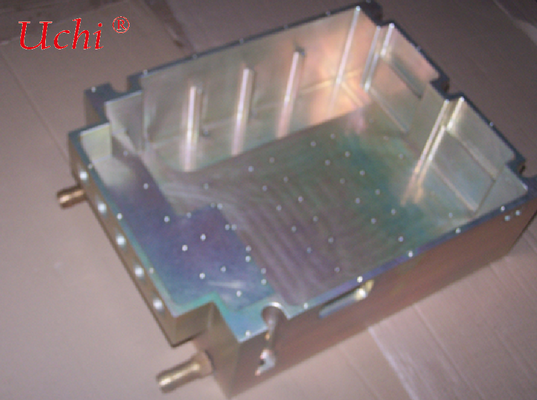 Placa de refrigeração por água de tipo cavidade destinada à bateria de potência de veículos de energia nova