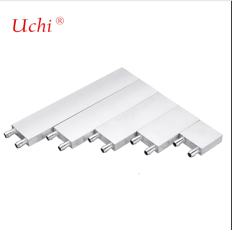 Um sistema de radiador de resfriamento de água líquida com uma cabeça de absorção de calor de prata