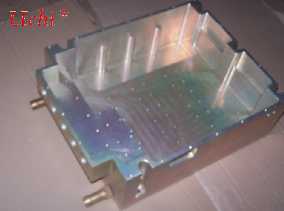 Placa de refrigeração por água de tipo cavidade destinada à bateria de potência de veículos de energia nova